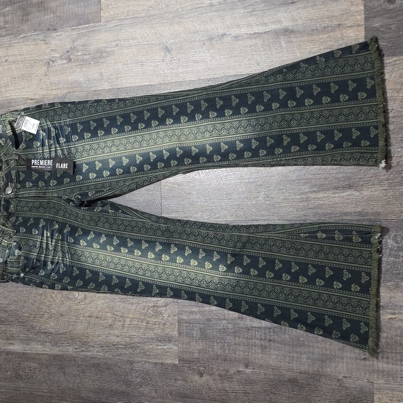 Premiere By Rue21 Jeans Women's Size 13 Curvy Denim Flare Designs NWT - Picture 1 of 8